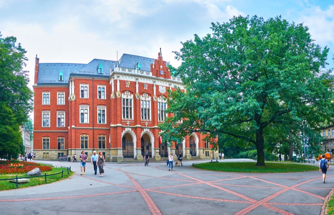 Studenci uczący się razem w bibliotece uczelnianej
